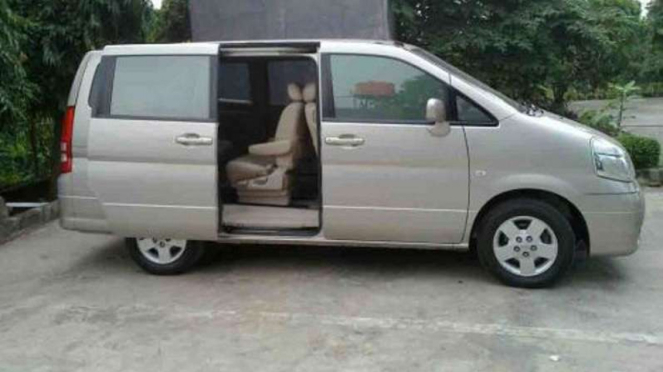 Mobil pintu geser.