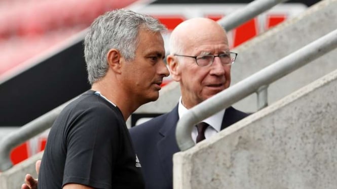 Pelatih Manchester United, Jose Mourinho, dan legenda klub, Sir Bobby Charlton