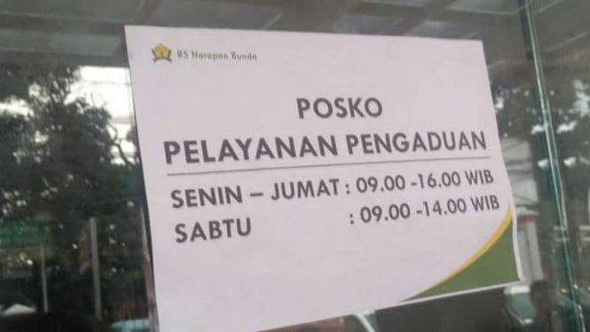 Pengumuman posko pelayanan pengaduan vaksin palsu di RS Harapan Bunda Jakarta Timur, Selasa, 19 Juli 2016.