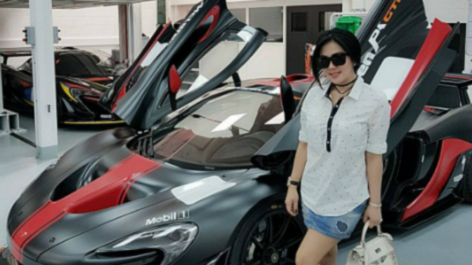 Syahrini berfoto dengan mobil impiannya.