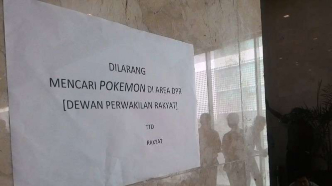 Pengumuman dilarang mencari Pokemon di Gedung DPR RI.