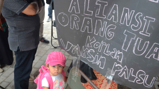 Aksi Orangtua Korban Vaksin Palsu di RS Harapan Bunda.