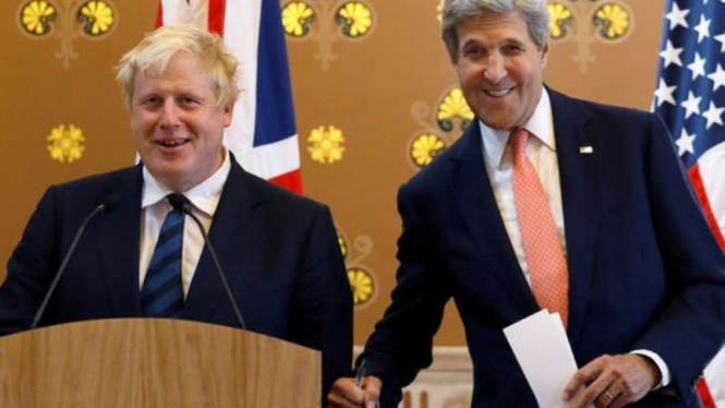 Menlu Inggris Boris Johnson (kiri) dengan Menlu AS John Kerry.