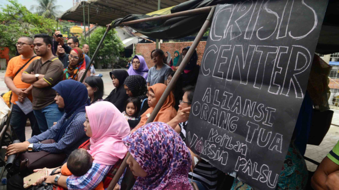 Orangtua korban vaksin palsu mendatangi Crisis Center Korban Vaksin Palsu di Rumah Sakit Harapan Bunda, Jakarta, Rabu, 20 Juli 2016.