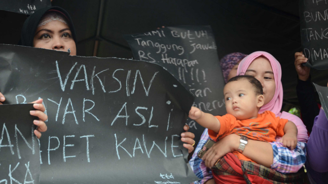 Orangtua korban vaksin palsu membentangkan spanduk menuntut pertanggungjawaban terkait kasus vaksin palsu di Rumah Sakit Harapan Bunda Jakarta, Rabu, 20 Juli 2016.