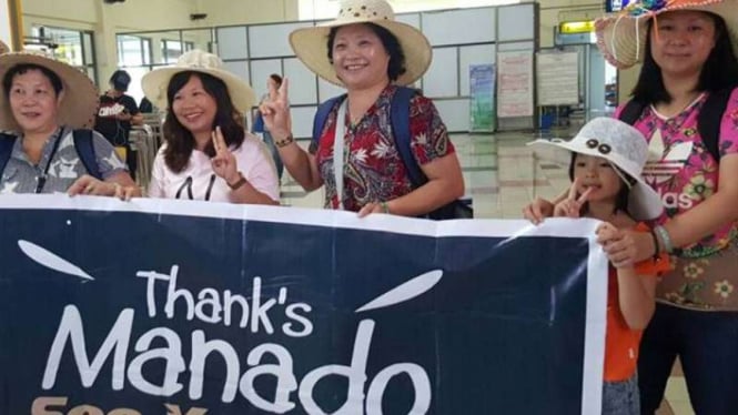Rombongan turis asal China saat tiba di Bandara Sam Ratulangi Manado, Sulawesi Utara, beberapa waktu lalu. 