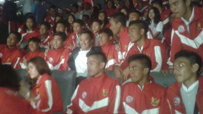 Menpora, Imam Nahrawi, di tengan kontingen Asean School Games 2016