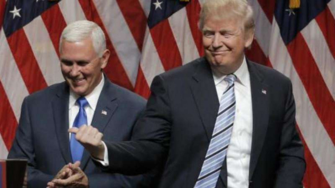 Wakil Presiden AS, Mike Pence (kiri), dan Presiden Donald Trump.