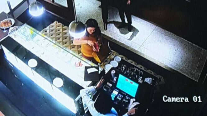 Rekaman CCTV saat Jessica Kumala Wongso saat berada di Kafe Olivier sebelum kematian Wayan Mirna Salihin