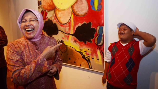 Tri Rismaharini saat membuka Pameran Lukisan Anak Binaan Dinsos Surabaya.