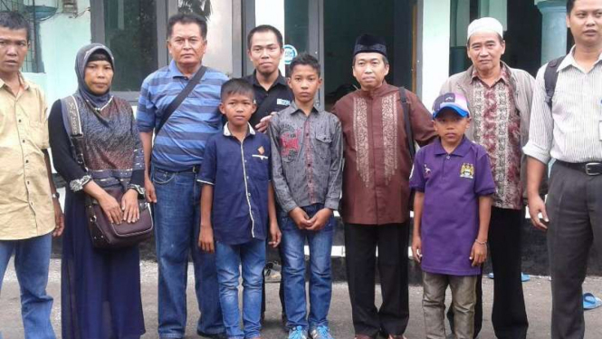 Yayan bersama orangtua dan pengasuh Pondok Pesantren Bahrul Maghfiroh,  Malang.