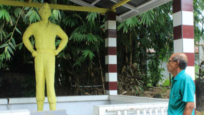 Patung Pahlawan Nasional, Robert Wolter Mongisidi, di Kelurahan Malalayang I Lingkungan VII, Kecamatan Malalayang, Kota Manado, Sulawesi Utara.