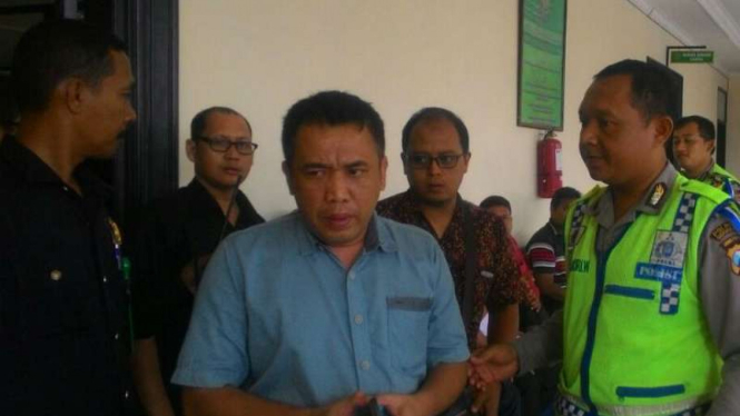 Komisioner Bawaslu Jawa Timur Andreas Pardede (berbaju biru).