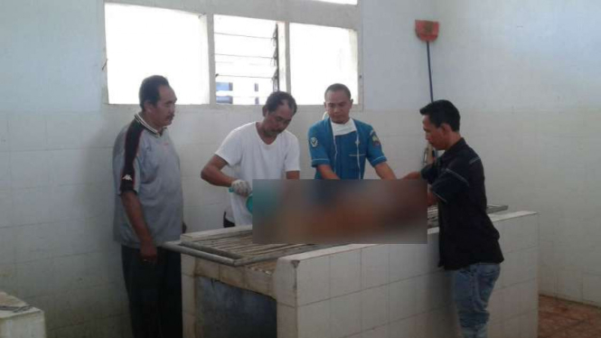 Jenazah dua bocah asal Lampung Selatan, Lampung, yang dibunuh bapaknya diautopsi di Rumah Sakit Umum Daerah Abdoel Moeloek Bandar Lampung pada Jumat, 22 Juli 2016.