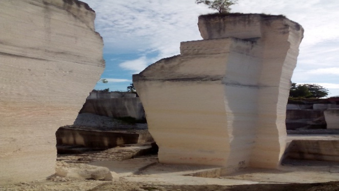 Wisata Batu Ukir Kapur, Madura.