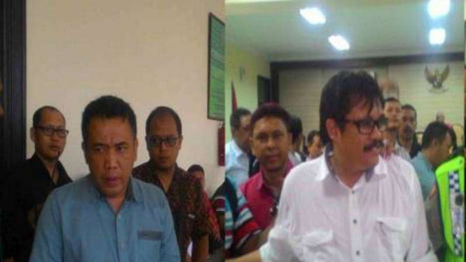 Dua Komisioner Bawaslu Jawa Timur, Andreas Pardede (baju biru) dan Sri Sugeng Pudjatmiko (berbaju putih) jadi terdakwa kasus korupsi.