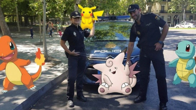 Polisi Spanyol berpose bersama dengan karakter Pokemon