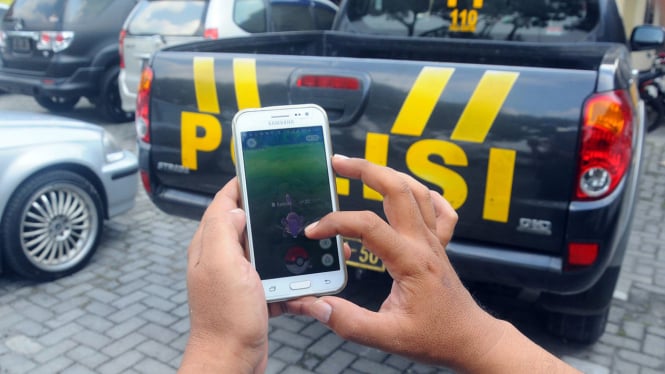 Ilustrasi menangkap Pokemon di kantor polisi.
