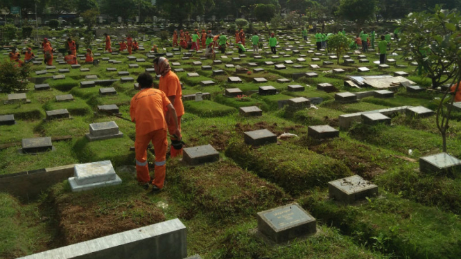 Pembuatan lubang biopori di TPU Karet Bivak.