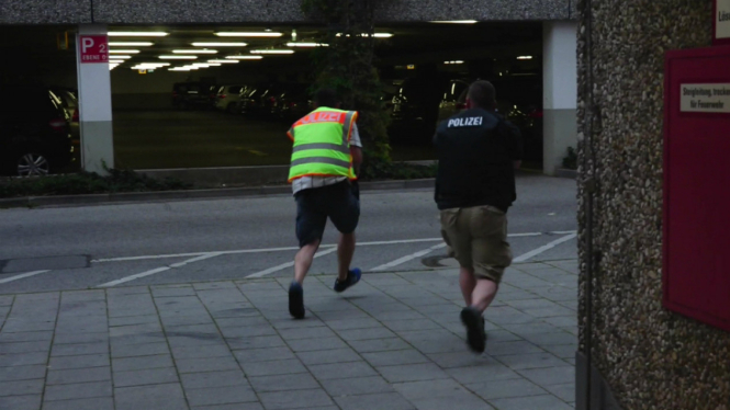 Potongan gambar dari rekaman video memperlihatkan polisi berlari menuju tempat parkir pusat perbelanjaan Olympia saat terjadi penembakan di Munich, Jerman, 22 Juli 2016. 