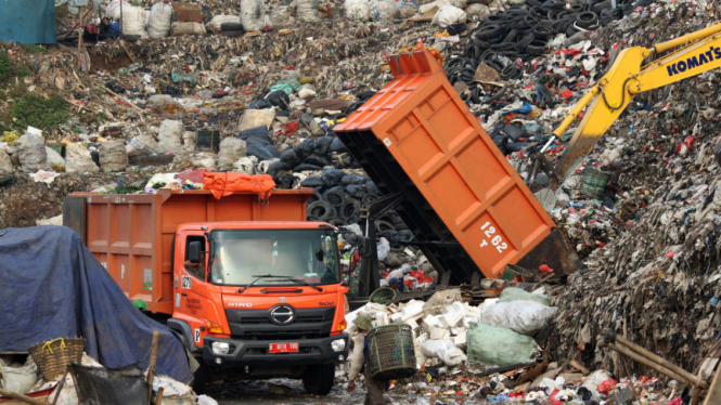 Pekerja menurunkan sampah dari mobil truk sampah di area Tempat Pengolahan Sampah Terpadu (TPST) Bantargebang, Bekasi, Jawa Barat, Jumat (24/6/2016). 