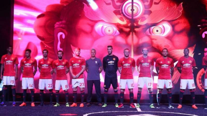 Para pemain Manchester United memperkenalkan jersey terbaru.