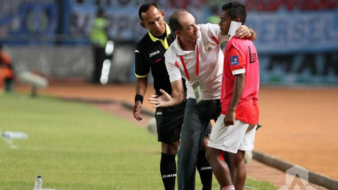 Pelatih Persija Jakarta, Paulo Camargo (tengah) dan Ramdani Lestaluhu (kanan)