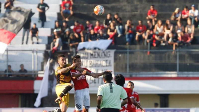 Striker Mitra Kukar, Marlon da Silva berduel dengan bek Bali United