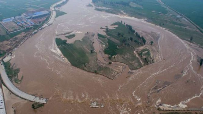 Banjir di China semakin meluas dan terus memakan korban.