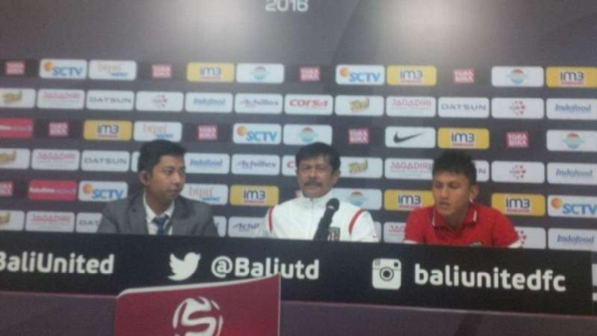 Pelatih Bali United, Indra Sjafri (tengah)