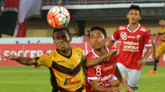 Pemain Mitra Kukar, Hendra Adi Bayauw, saat hadapi Bali United