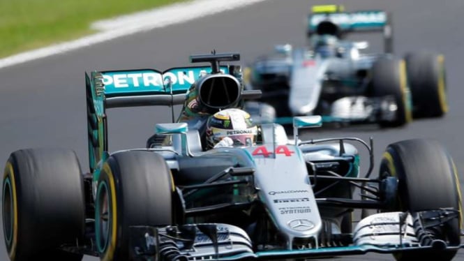 Pembalap Mercedes, Lewis Hamilton, di depan rekannya, Nico Rosberg