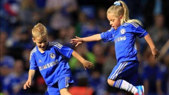 Aksi kedua anak John Terry dalam bermain bola