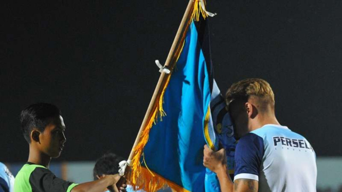 Eks bek Persela, Kristian Adelmund sedang mencium bendera klub