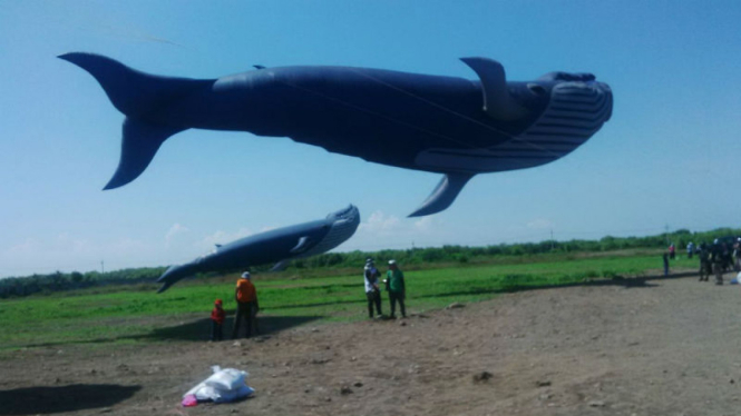 Layangan ikan paus hiasi langit Surabaya