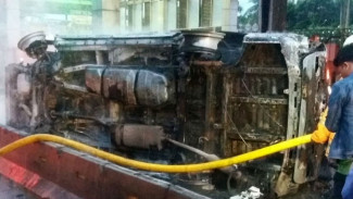 Alphard Terbakar di Dekat Pintu Tol Senayan