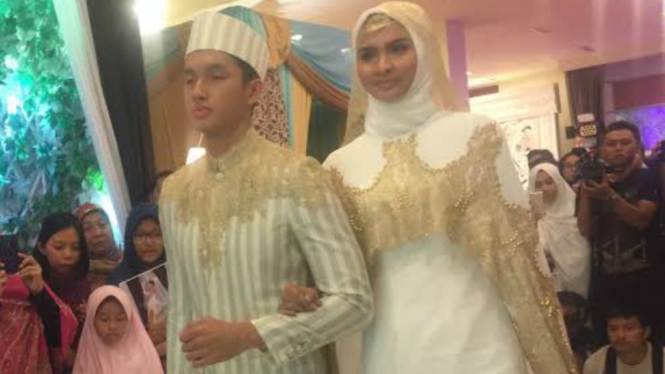 Busana pengantin hijab rancangan Ivan Gunawan
