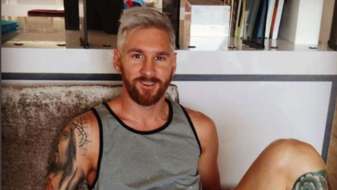 Lionel Messi memamerkan warna baru rambutnya.