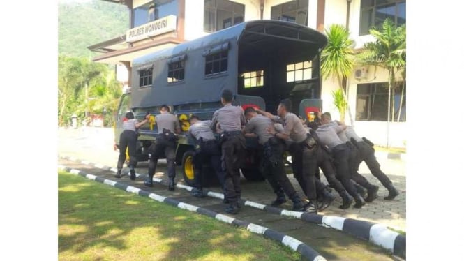 Belasan anggota Polres Wonogiri yang terkena sanksi mendorong truk atas keterlambatan mereka saat pelaksanaan upacara, Minggu (24/7/2016)