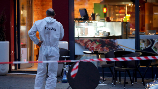 Petugas forensik di luar lokasi ledakan di Reutlingen, Jerman