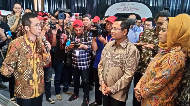Direktur Toyota Manufacturing Yui Harsono menjelaskan produk Sienta kepada Menteri Perindustrian Saleh Husin di pabrik Karawang 2, Jalan Permata Raya, Lot DD-1 Kawasan Industri KIIC, Teluk Jambe, Karawang, Jawa Barat, Senin 25 Juli 2016. 