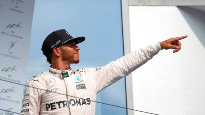 Pembalap Mercedes, Lewis Hamilton.