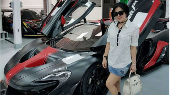 Syahrini di depan McLaren P1 GTR.