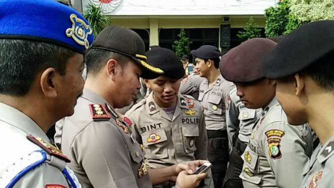 Wakapolres Jakarta Selatan AKBP  Johanson Ronald sidak telepon terkait Pokemon