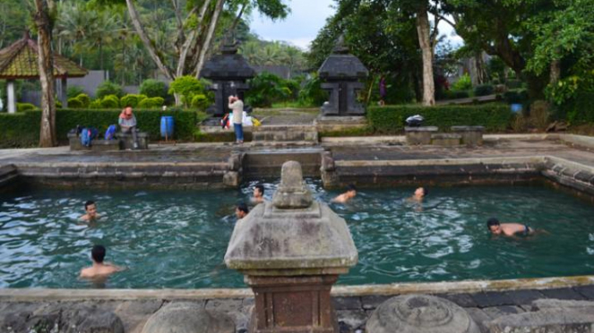 Mandi di Candi Umbul.