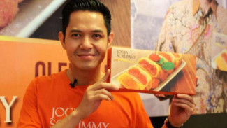 Laris Manis Bisnis Camilan, Dude Harlino Buka Outlet Lagi