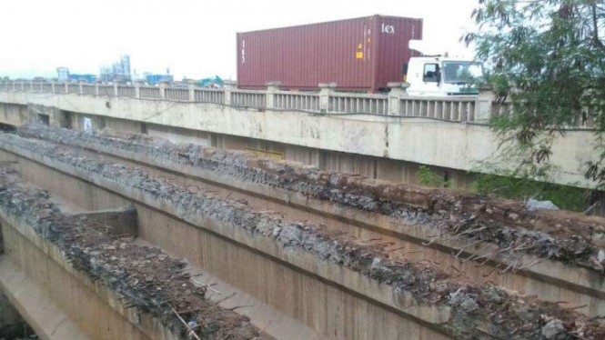 Jembatan Arteri Akses Marunda yang rawan roboh tengah diperbaiki, Senin, 25 Juli 2016.