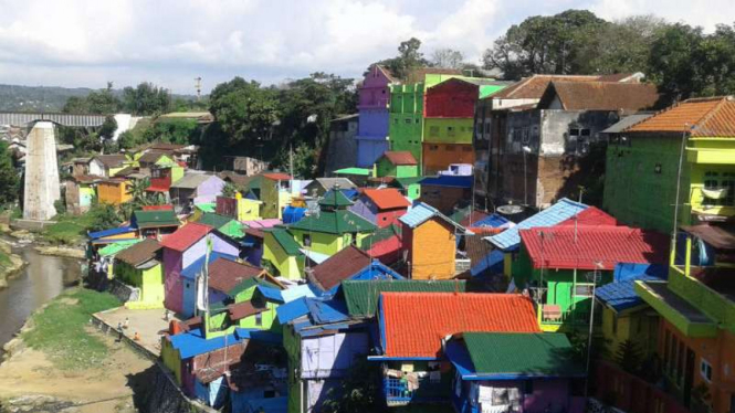 Kampung warna-warni di Kelurahan Jodipan, Kecamatan Blimbing, Kota Malang, Jawa Timur.