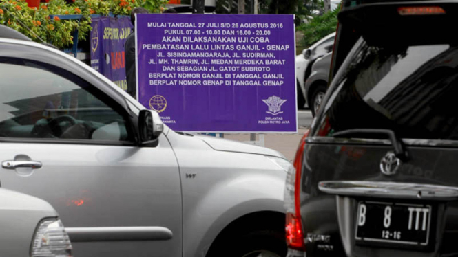  Papan informasi uji coba penerapan sistem lalu lintas plat Ganjil Genap terpampang di Kawasan Sarinah, Thamrin, Jakarta