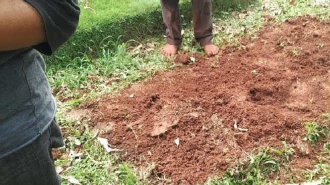 Salah satu makam fiktif di TPU Pondon Rangon, Jakarta Timur, Senin 25 Juli 2016.